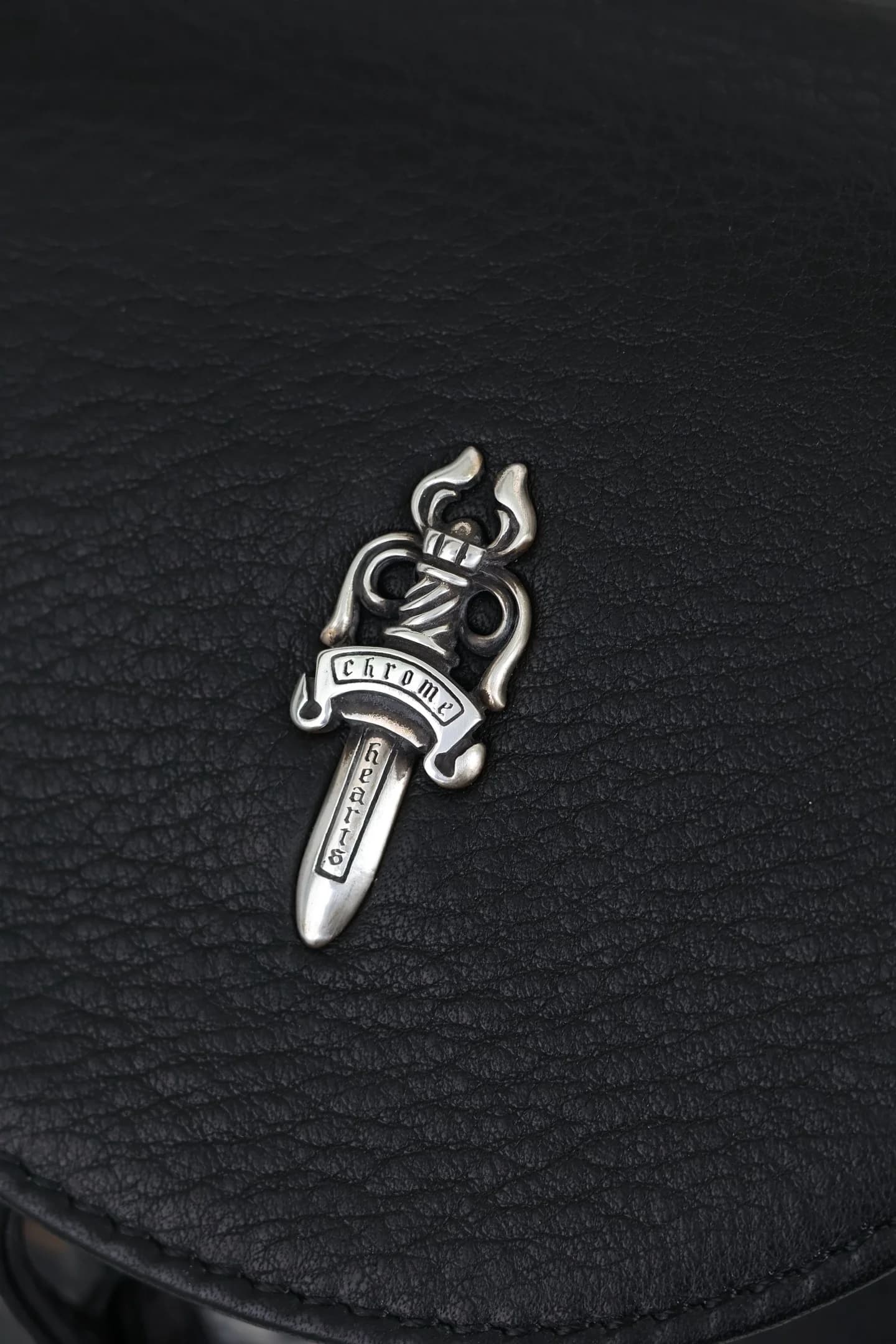 Серебряный элемент Dagger на кожаном клапане мини-рюкзака