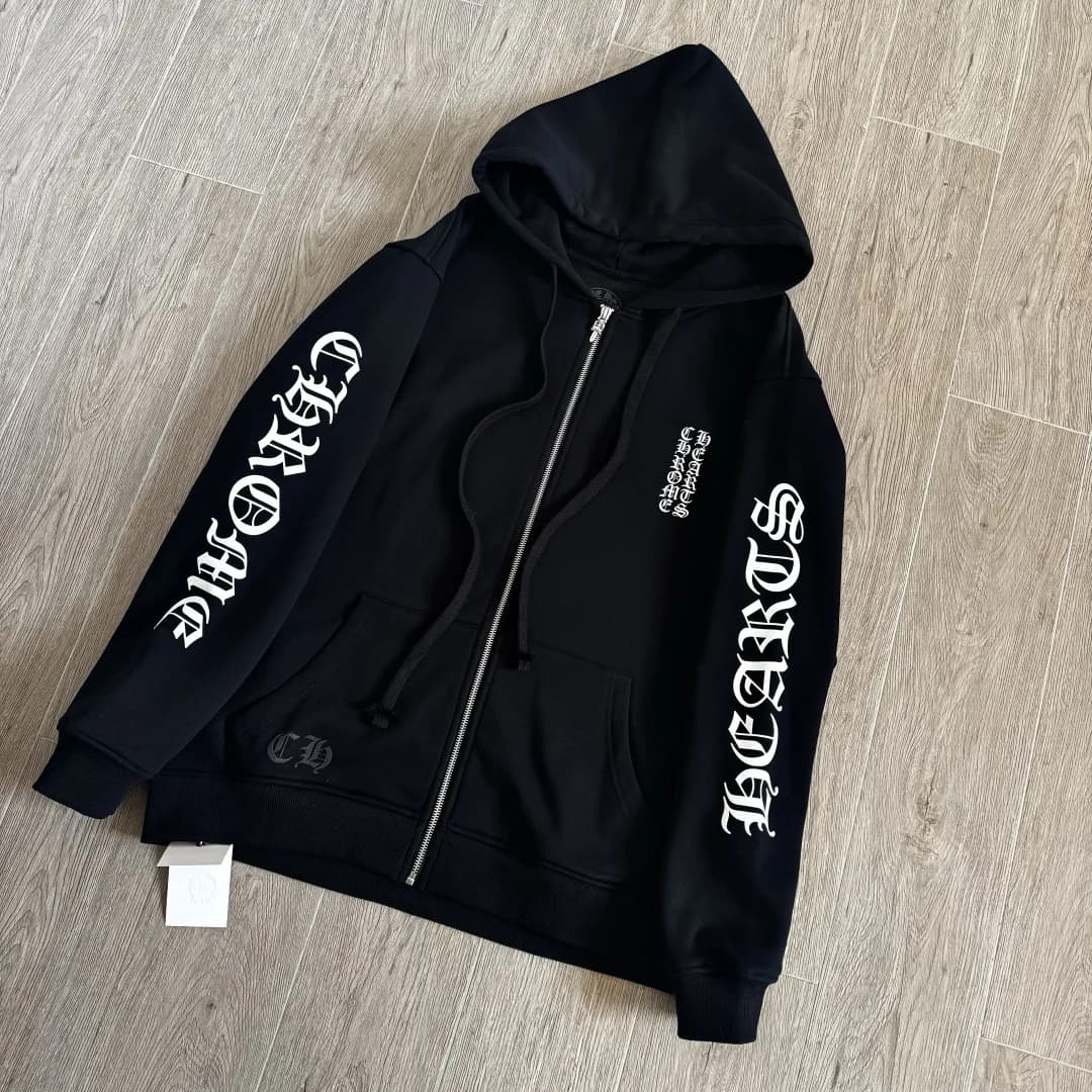Черное зип-худи Chrome Hearts, вид спереди под углом