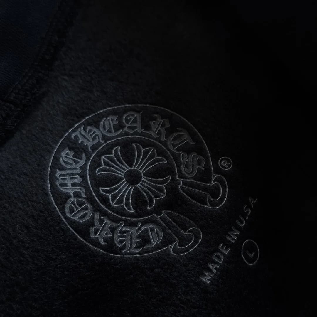 Крупный план внутреннего логотипа Chrome Hearts