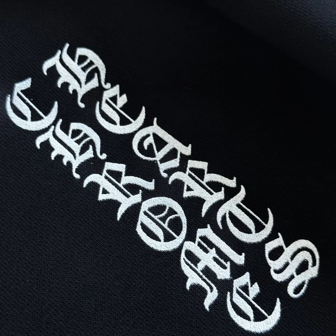Крупный план готического принта Chrome Hearts