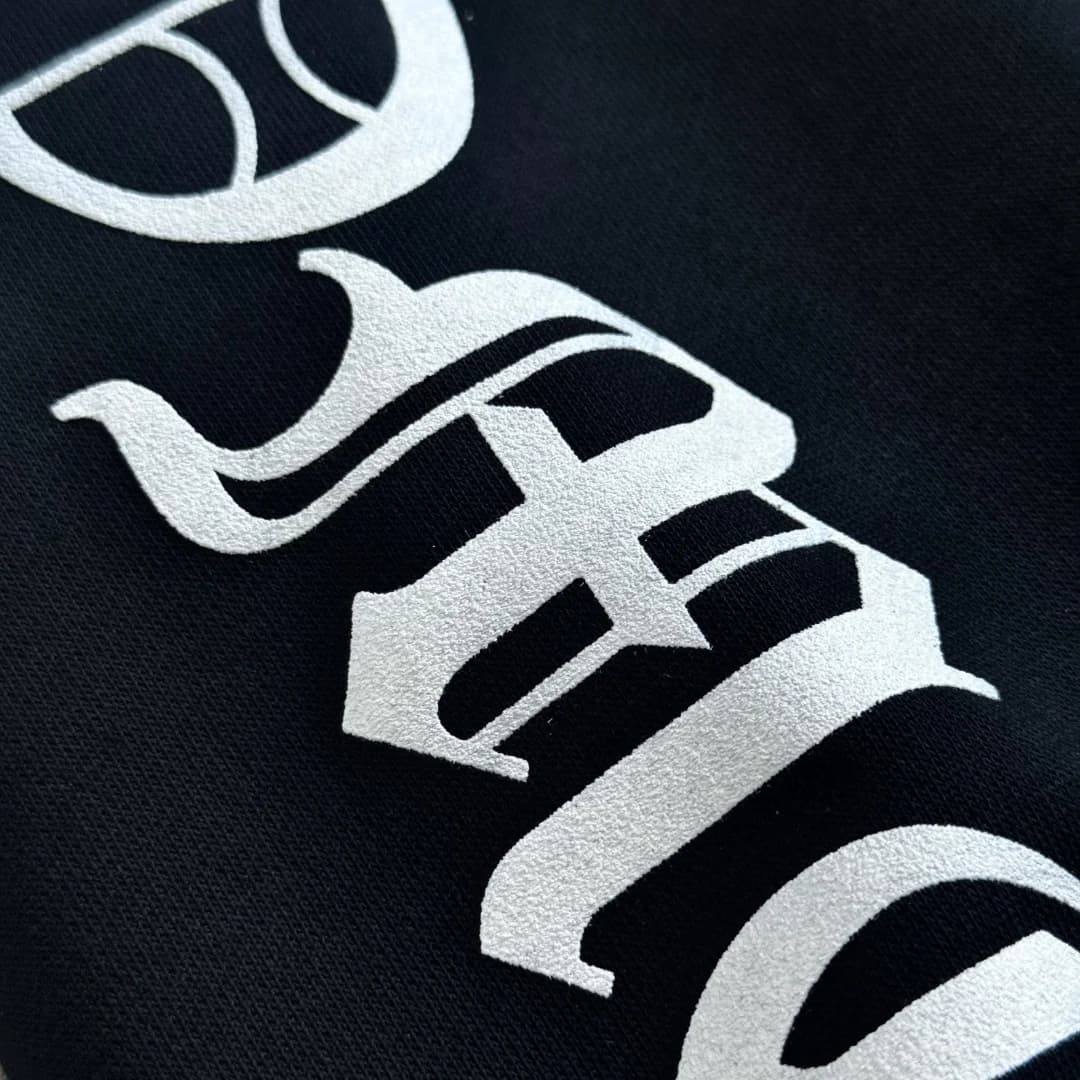 Деталь принта на рукаве худи Chrome Hearts