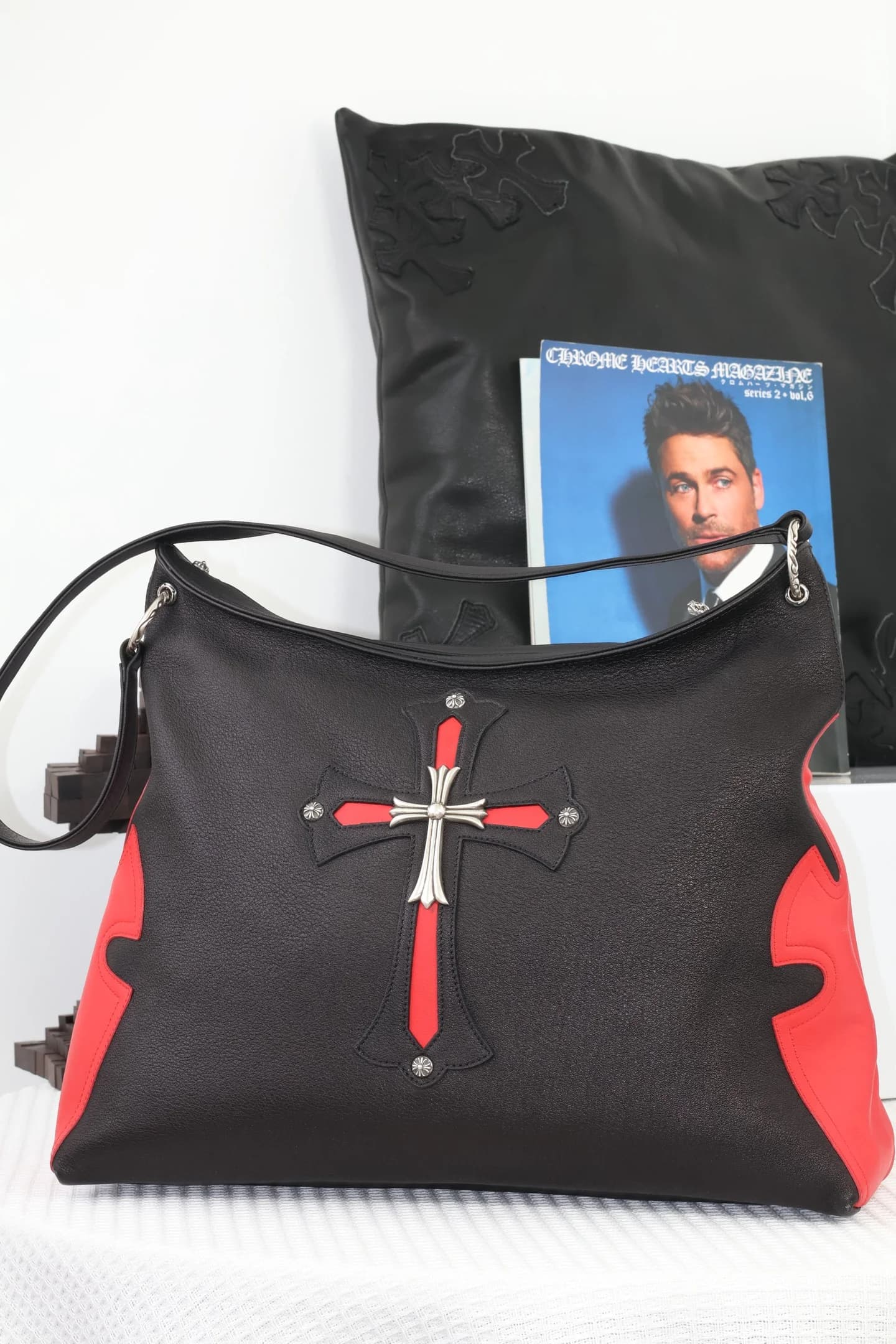 Фронтальный вид сумки кросс-боди Chrome Hearts из зернистой чёрной кожи
