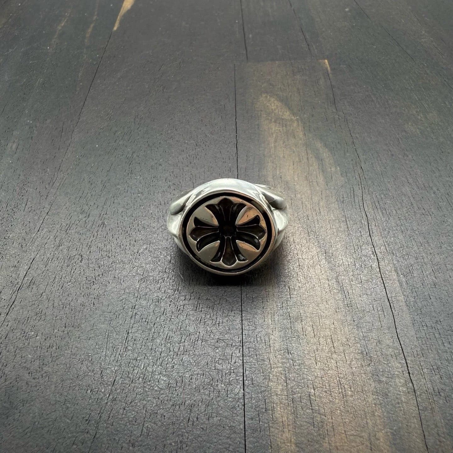 Серебряное кольцо Chrome Hearts с крестом, вид спереди