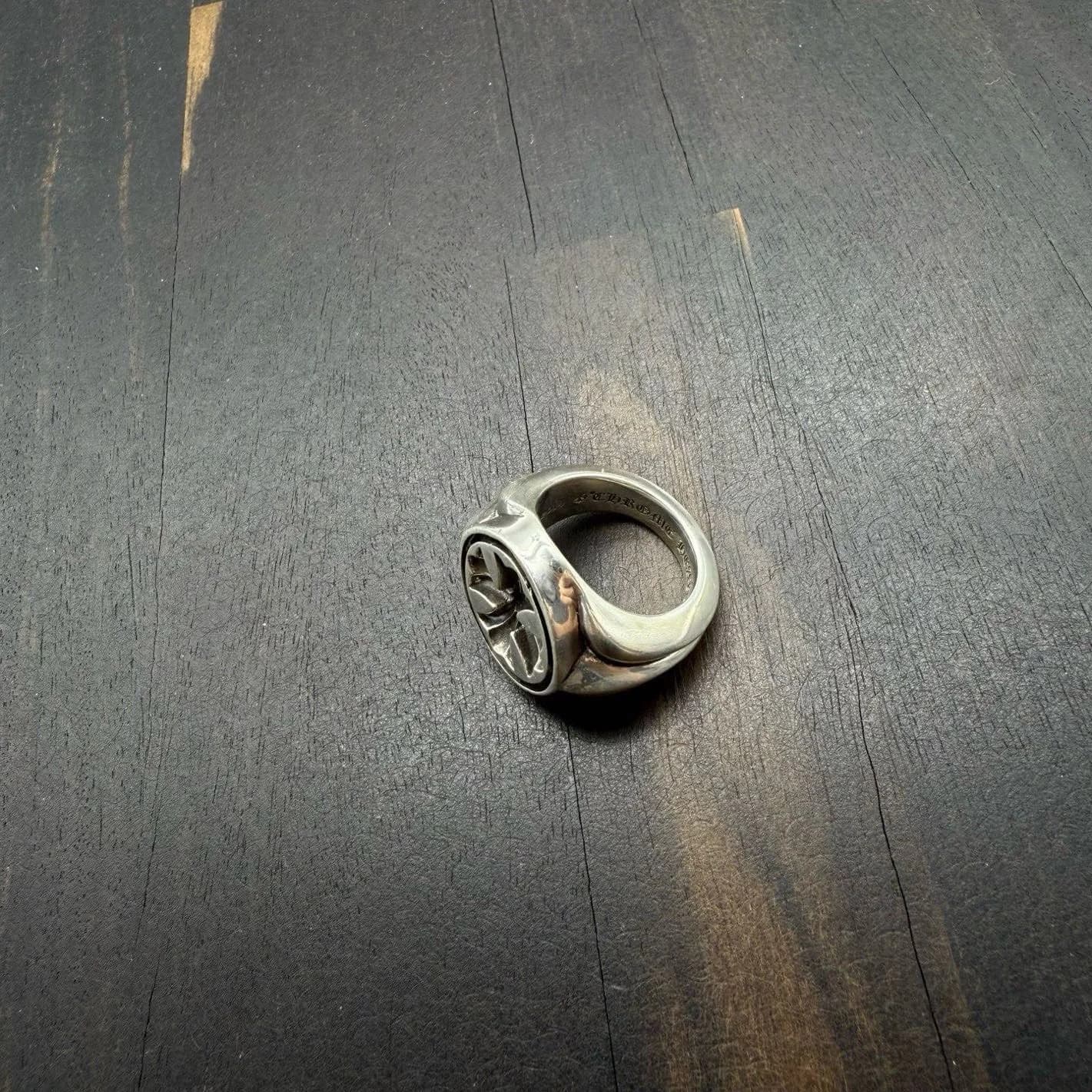 Серебряное кольцо Chrome Hearts, ракурс сбоку