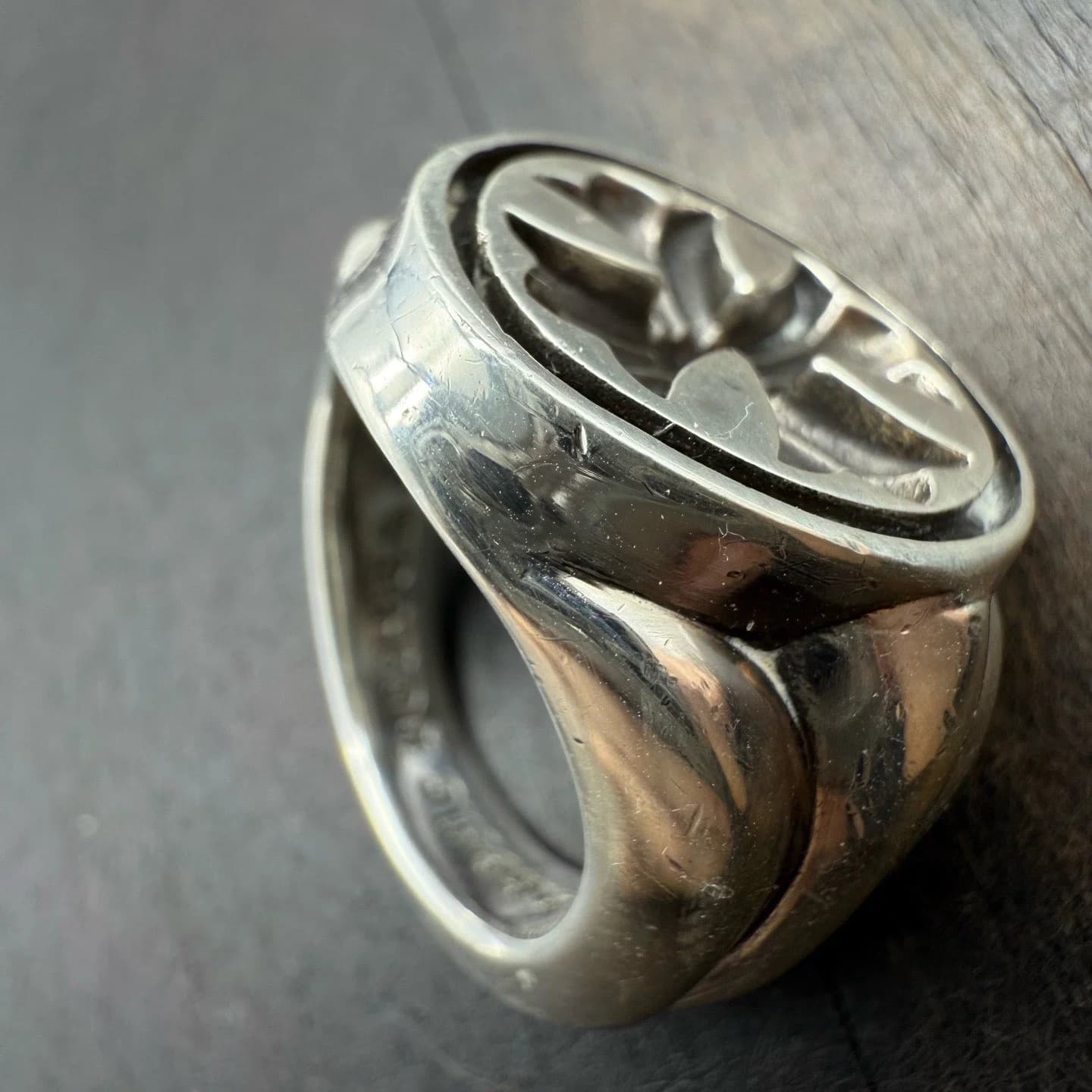 Крупный план рельефного креста на кольце Chrome Hearts