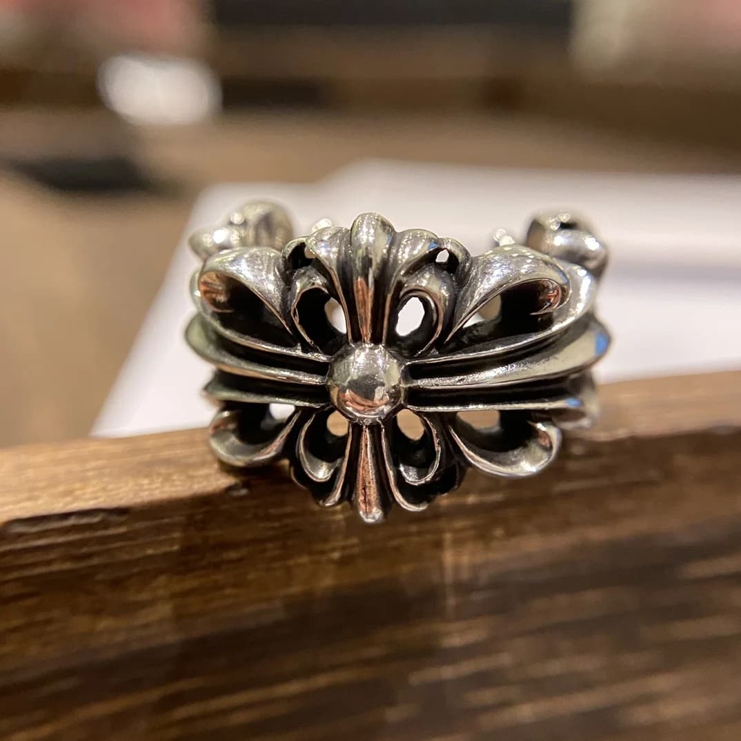Серебряное кольцо Chrome Hearts Double Floral Cross спереди крупным планом