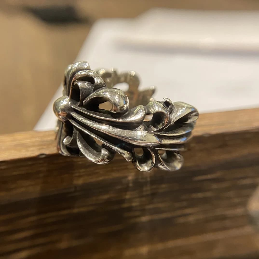 Боковой ракурс рельефного узора кольца Chrome Hearts из черненого серебра