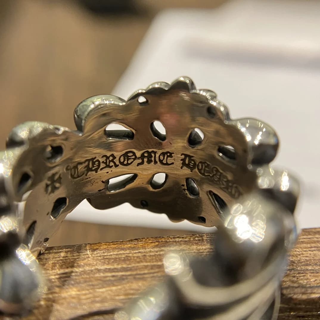 Внутренняя гравировка бренда Chrome Hearts готическим шрифтом