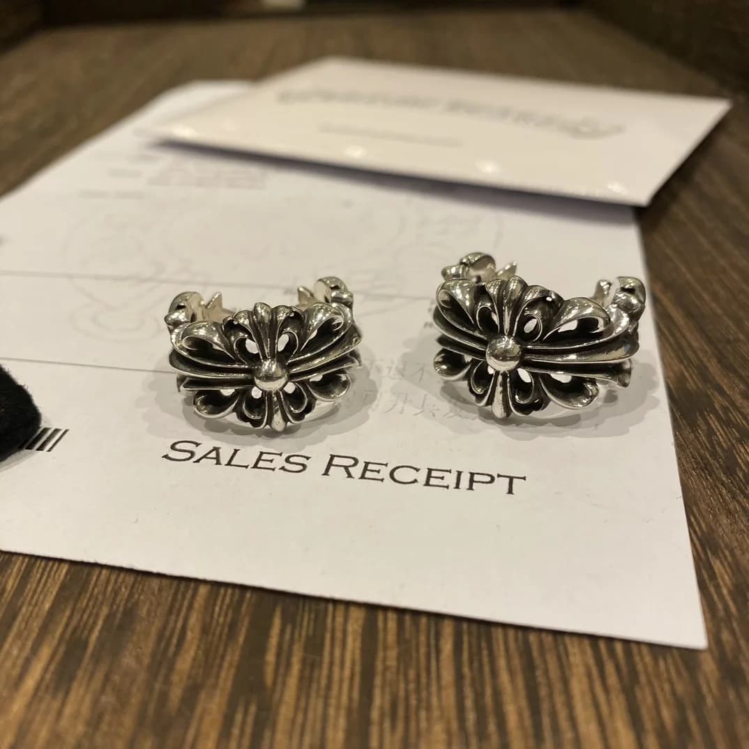 Два серебряных кольца Chrome Hearts Double Floral Cross на фоне квитанции