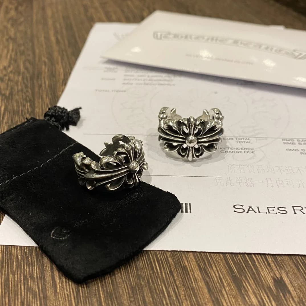 Серебряные кольца Chrome Hearts рядом с фирменным черным чехлом