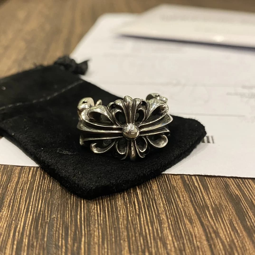 Кольцо Chrome Hearts Double Floral Cross на черном замшевом мешочке