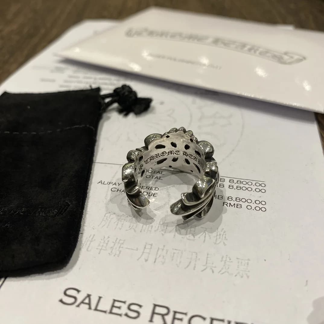 Вид сверху на открытую конструкцию и внутреннюю гравировку кольца Chrome Hearts