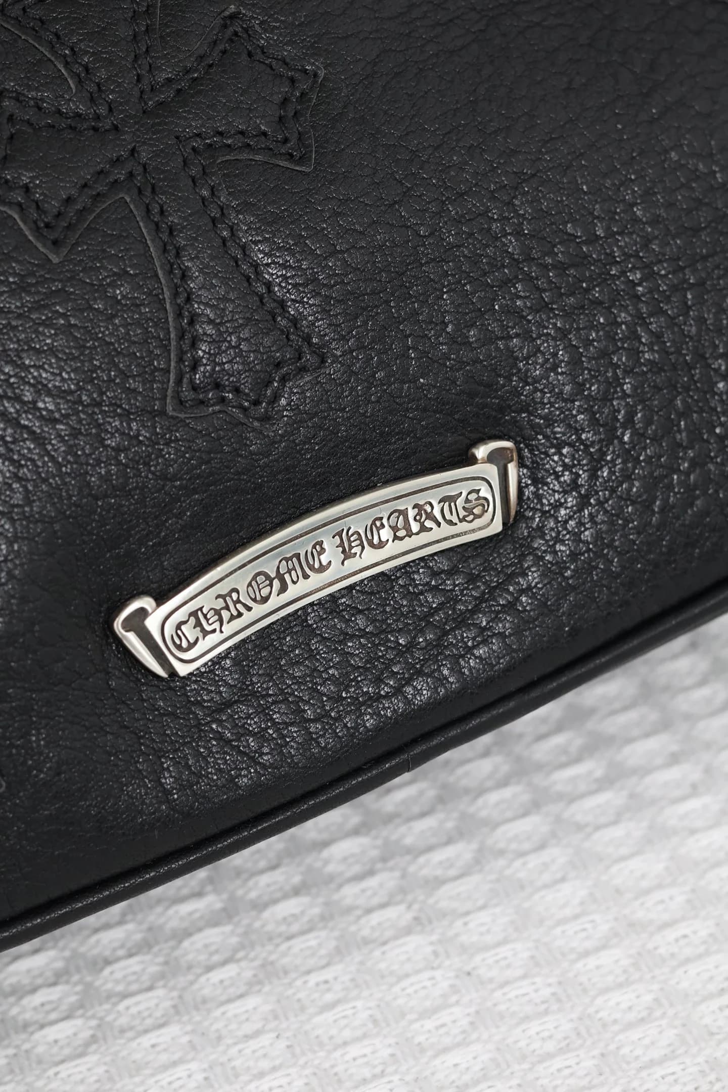 Серебряная фигурная плашка с гравировкой Chrome Hearts на текстурной коже
