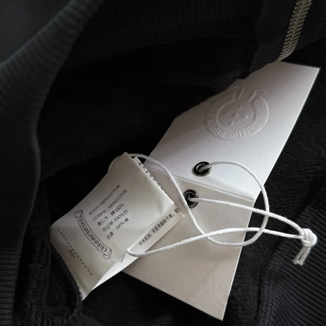 Бирки и ярлыки на черном худи Chrome Hearts