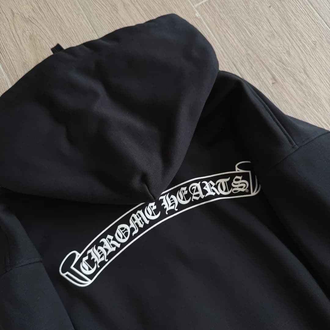Капюшон и принт на спине худи Chrome Hearts