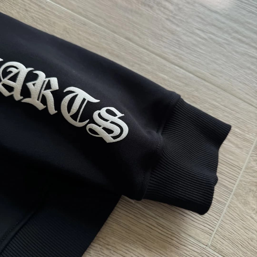 Манжет и принт на рукаве худи Chrome Hearts