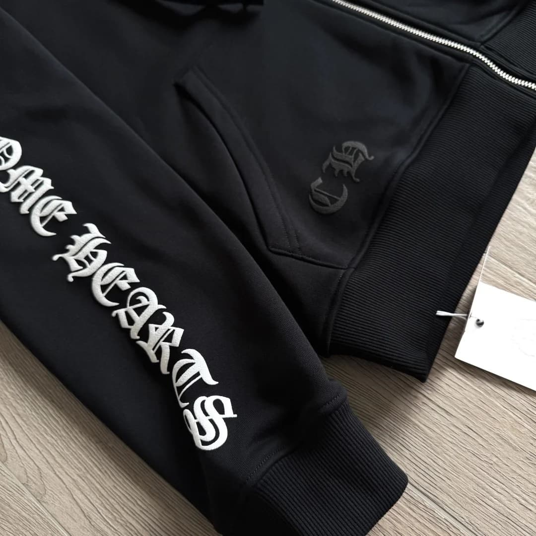 Деталь рукава с принтом Chrome Hearts и карман с монограммой CH