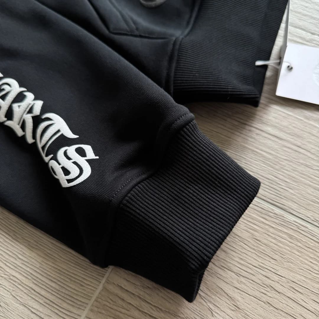 Манжет рукава черного худи Chrome Hearts с принтом