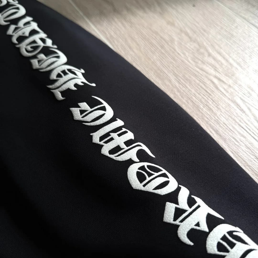 Принт с готическим шрифтом Chrome Hearts на рукаве