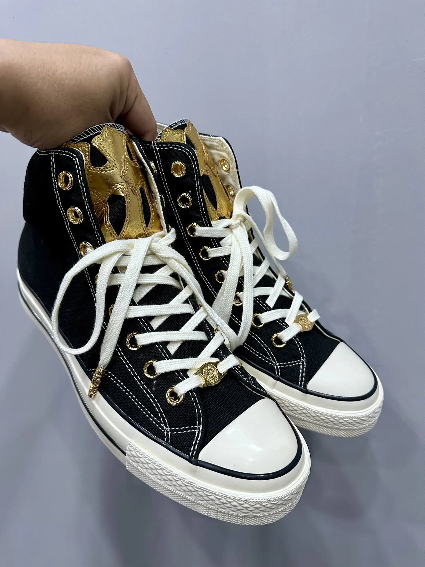 Высокие черные кеды Chrome Hearts x Converse Chuck 70 с золотистой фурнитурой