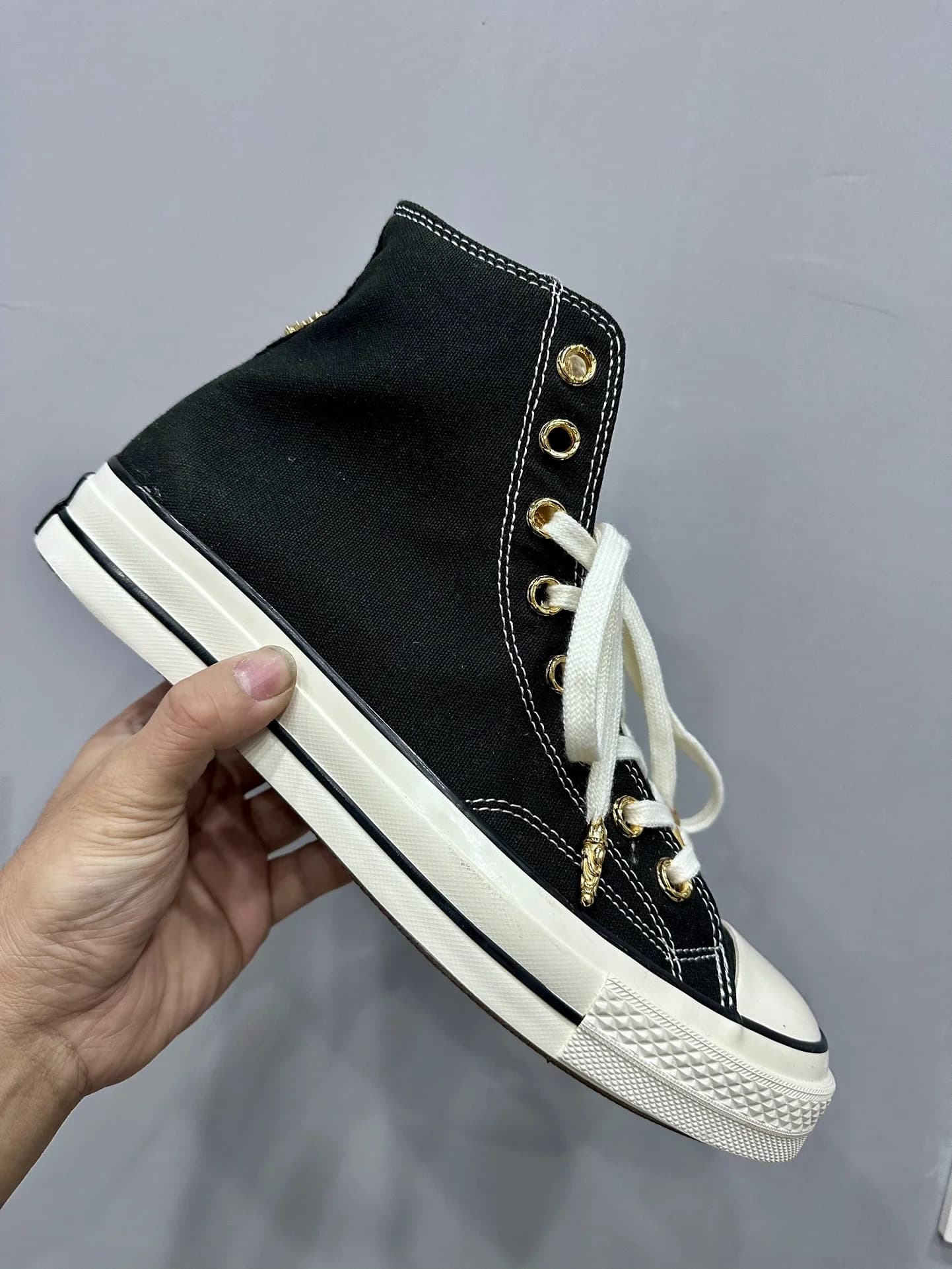 Боковой вид кед Chrome Hearts x Converse Chuck 70 черного цвета