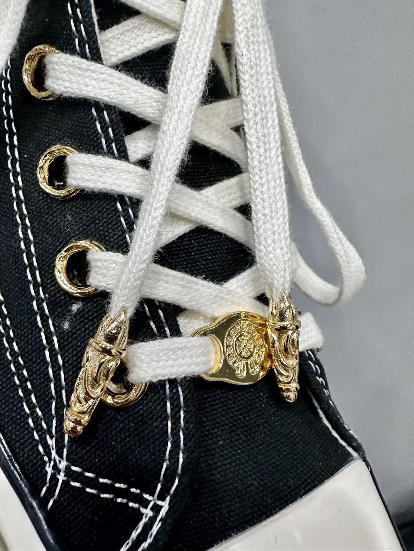 Золотистая фурнитура и шнуровка на кедах Chrome Hearts x Converse