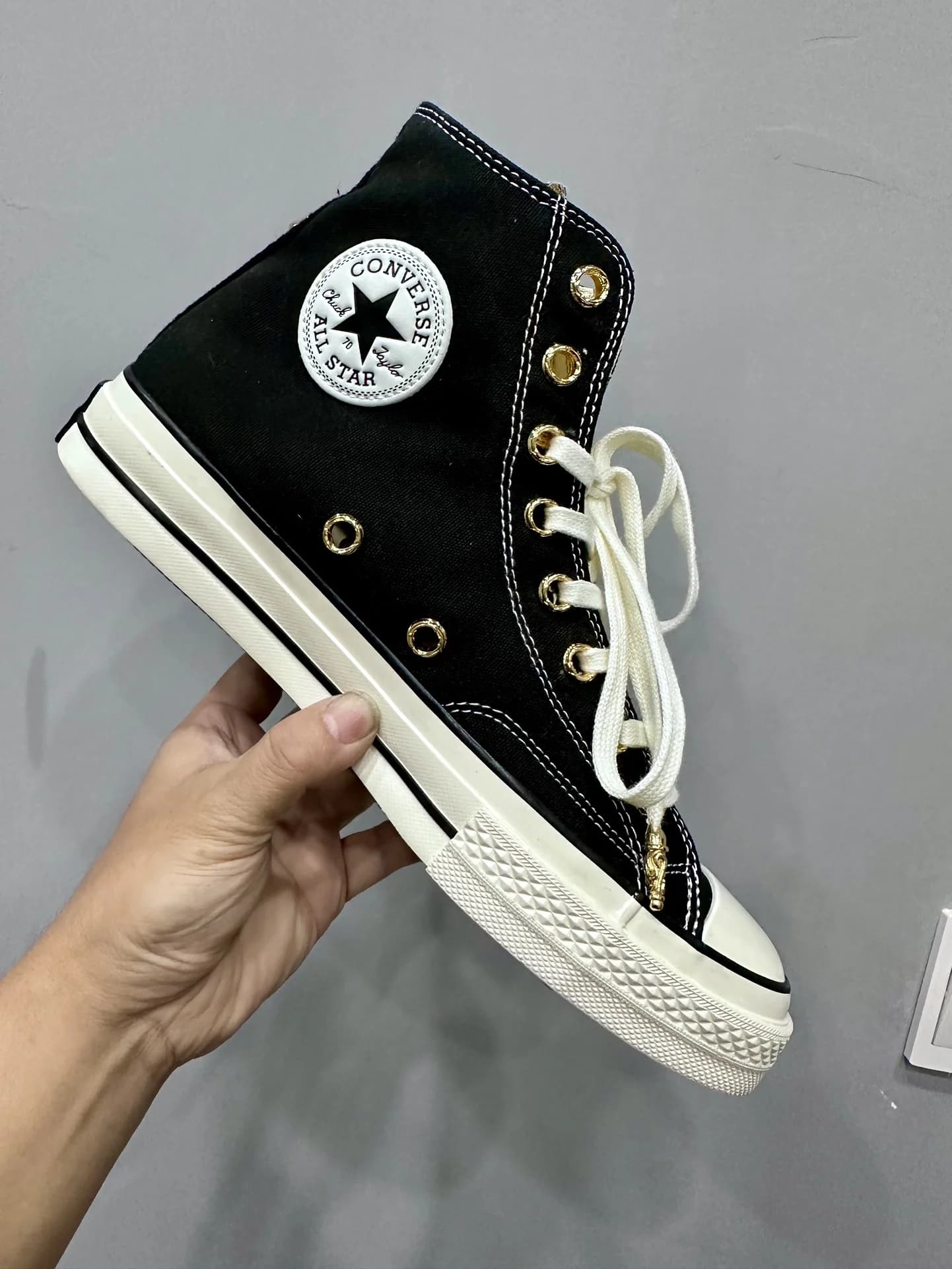 Внутренняя сторона кед Chrome Hearts x Converse с фирменным патчем All Star