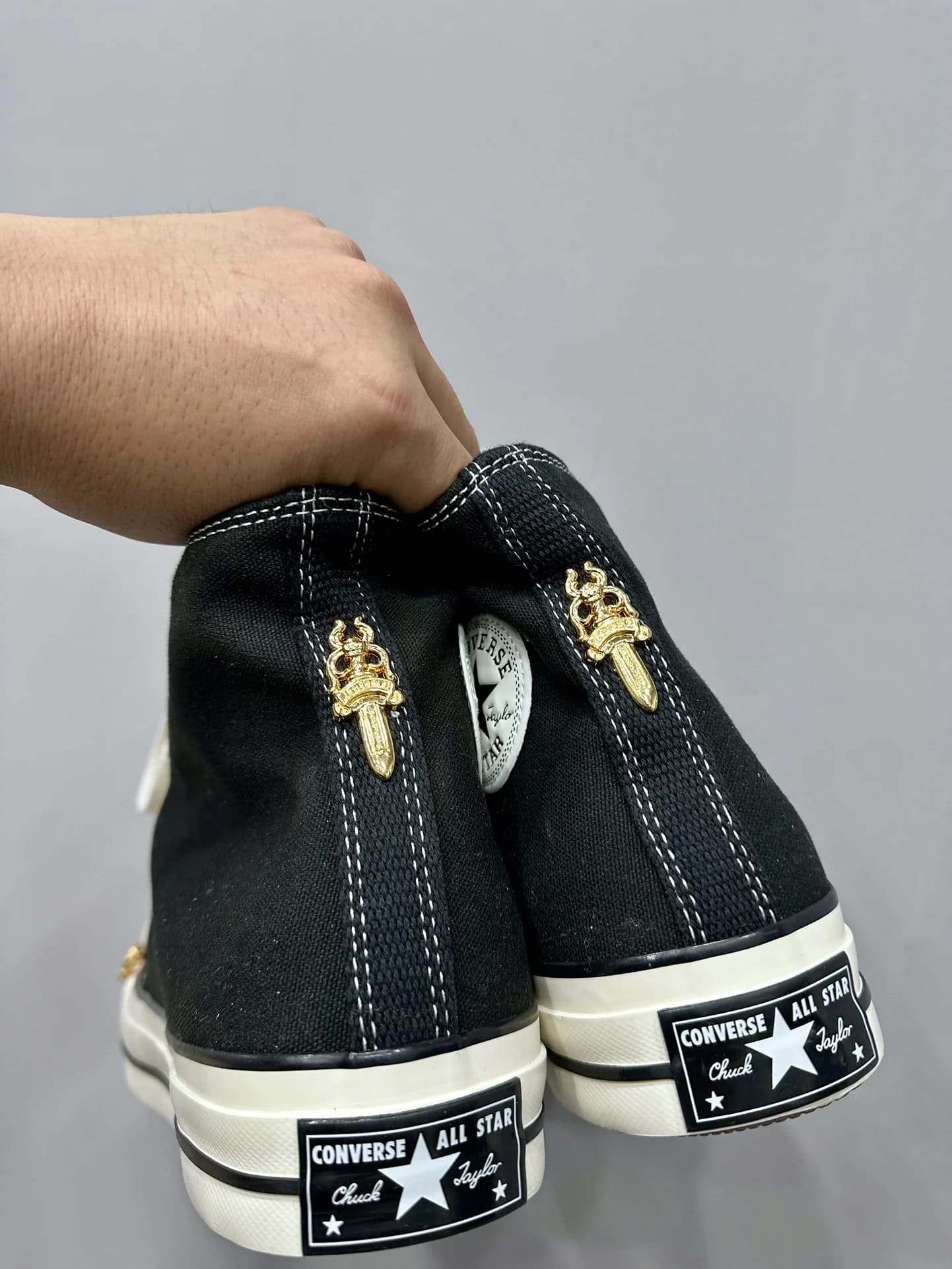 Задники кед Chrome Hearts x Converse с золотистыми деталями в виде кинжалов