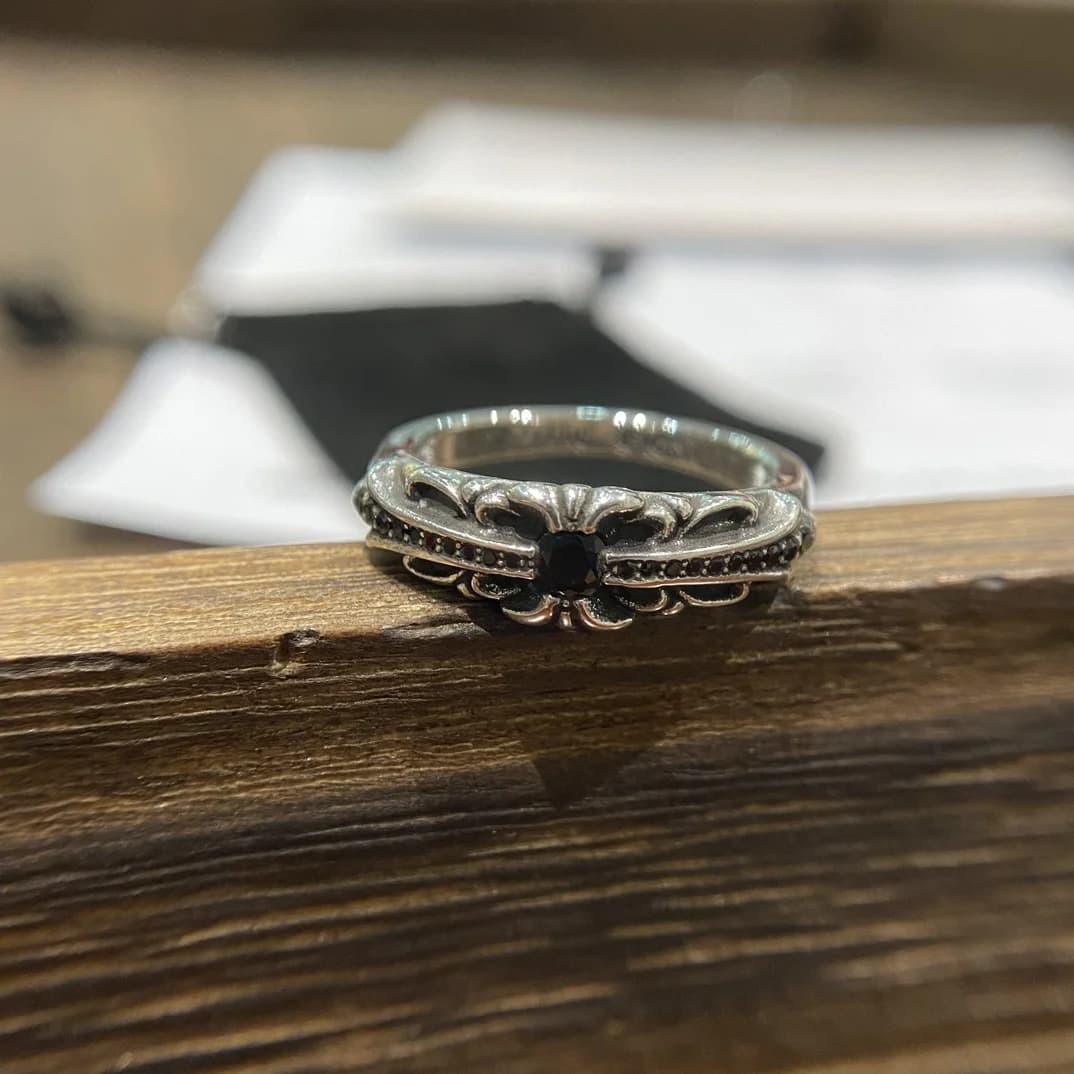 Серебряное кольцо Chrome Hearts Baby Floral с чёрными камнями крупным планом