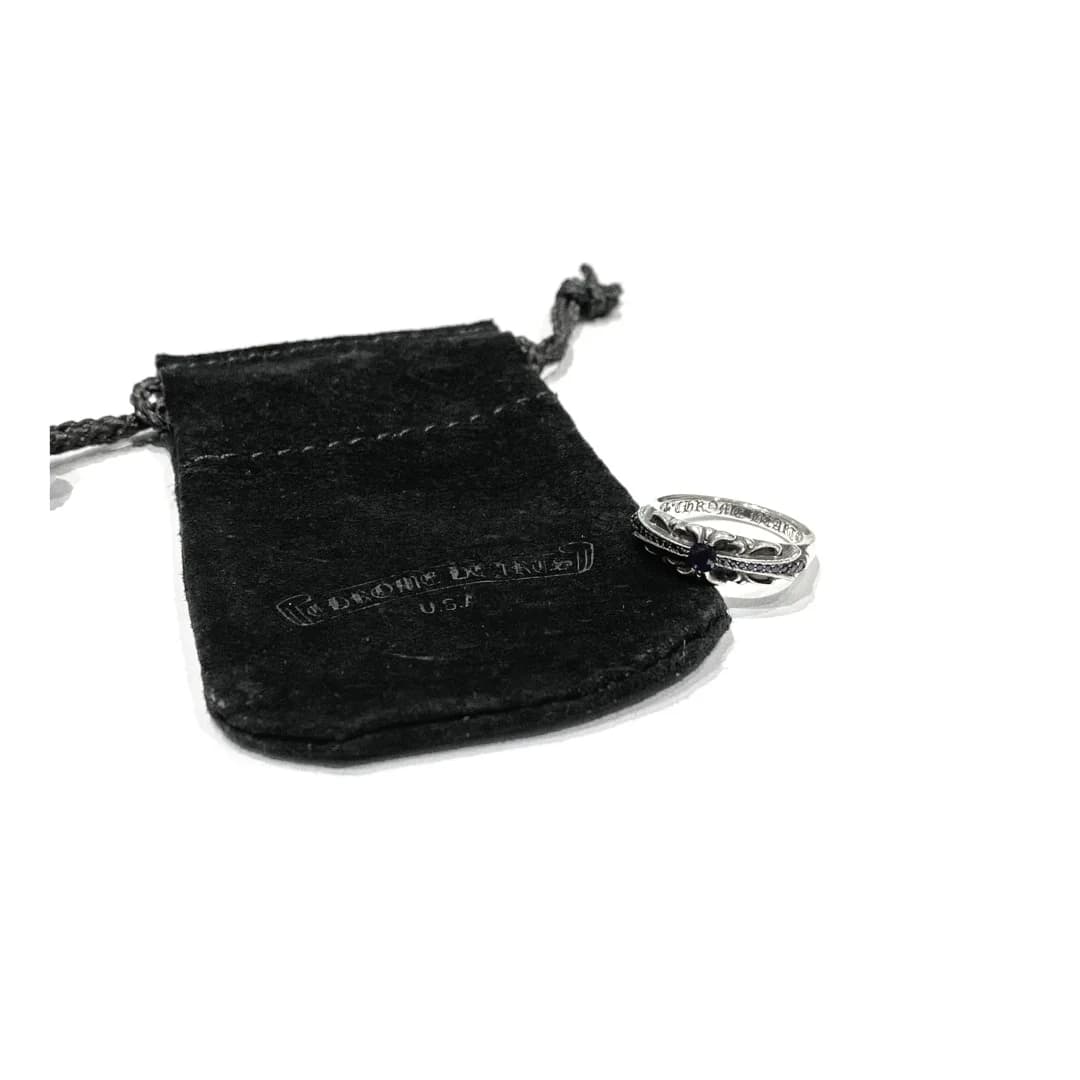Кольцо Chrome Hearts Baby Floral рядом с фирменным замшевым мешочком