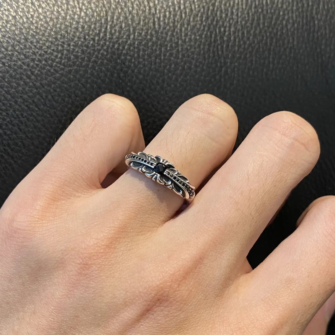 Кольцо Chrome Hearts Baby Floral с чёрными камнями на руке