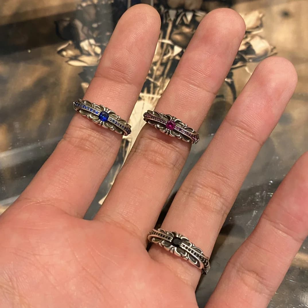 Кольца Chrome Hearts Baby Floral с синей, красной и чёрной инкрустацией на пальцах