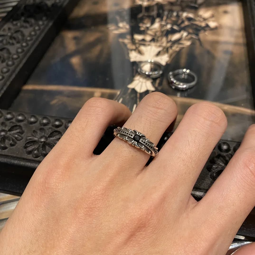 Кольцо Chrome Hearts Baby Floral на руке на фоне зеркала