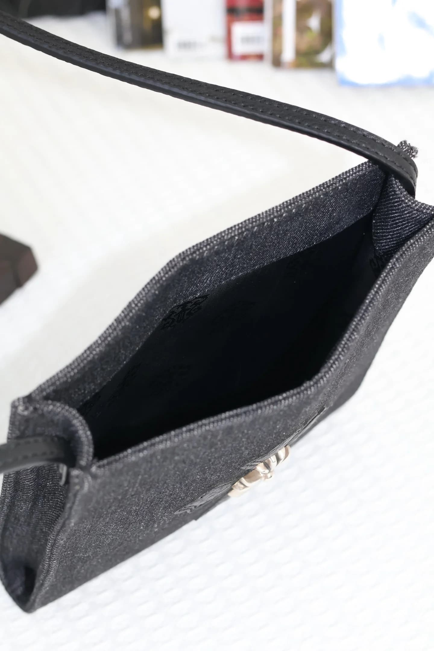 Внутреннее отделение сумки Chrome Hearts с подкладкой, вид сверху
