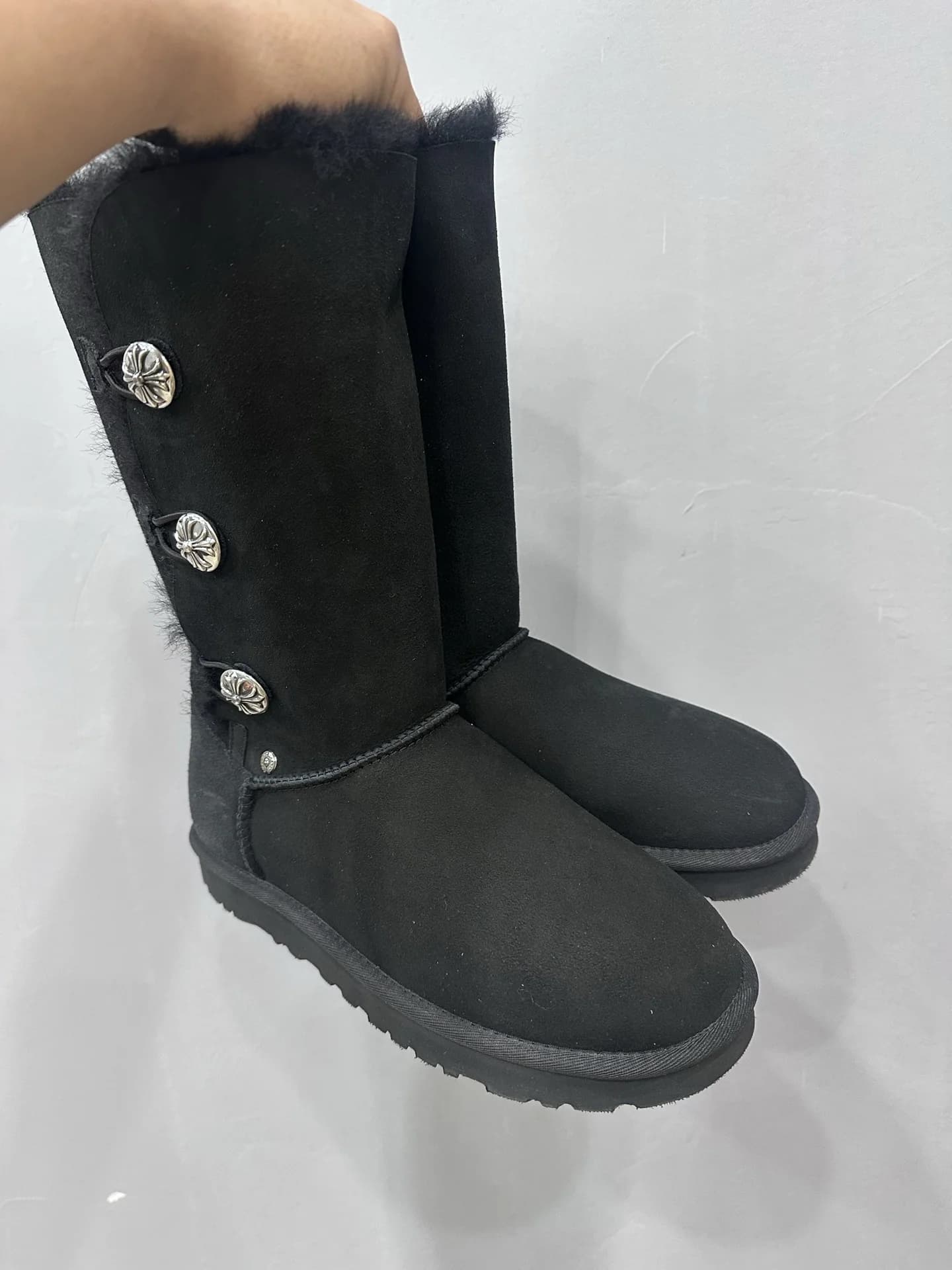 Черные сапоги-угги Chrome Hearts x UGG сбоку
