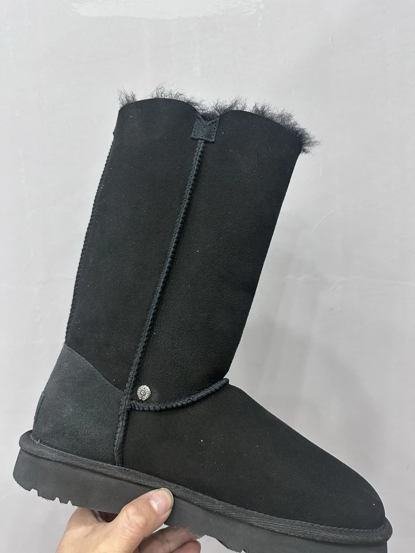 Вид сбоку на сапоги Chrome Hearts x UGG