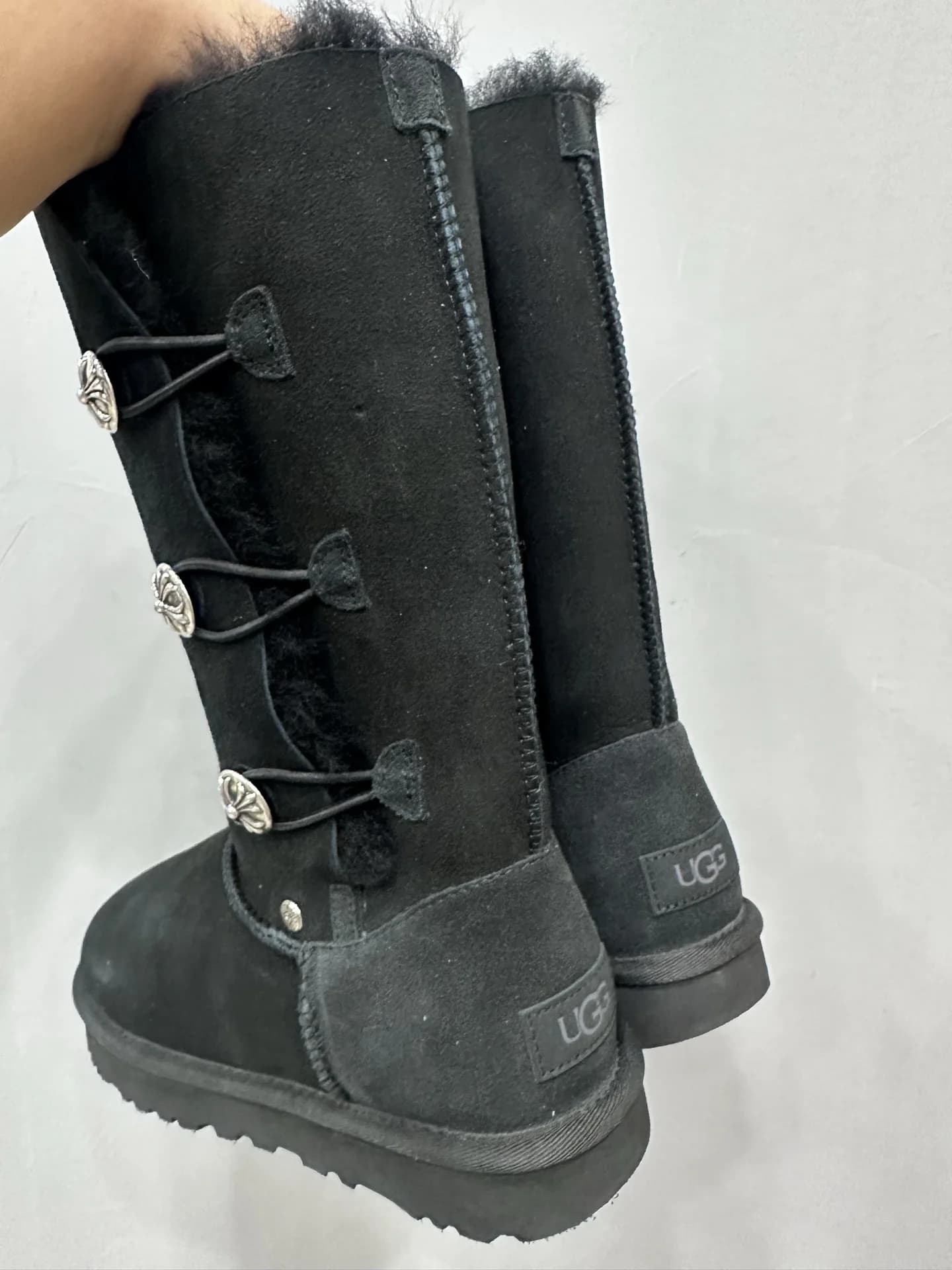 Задняя часть сапог Chrome Hearts x UGG с логотипом