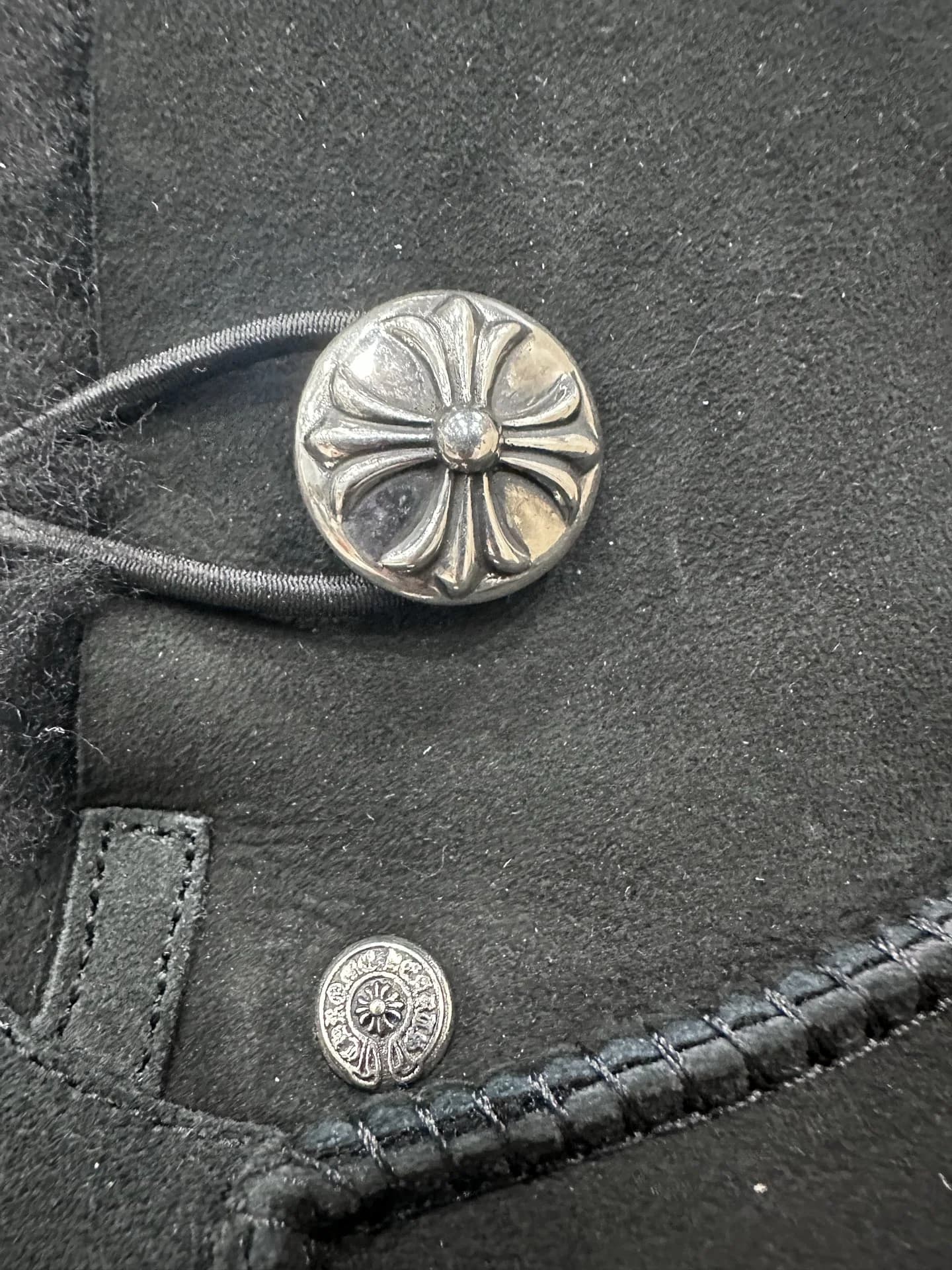 Деталь серебряной пуговицы-креста Chrome Hearts