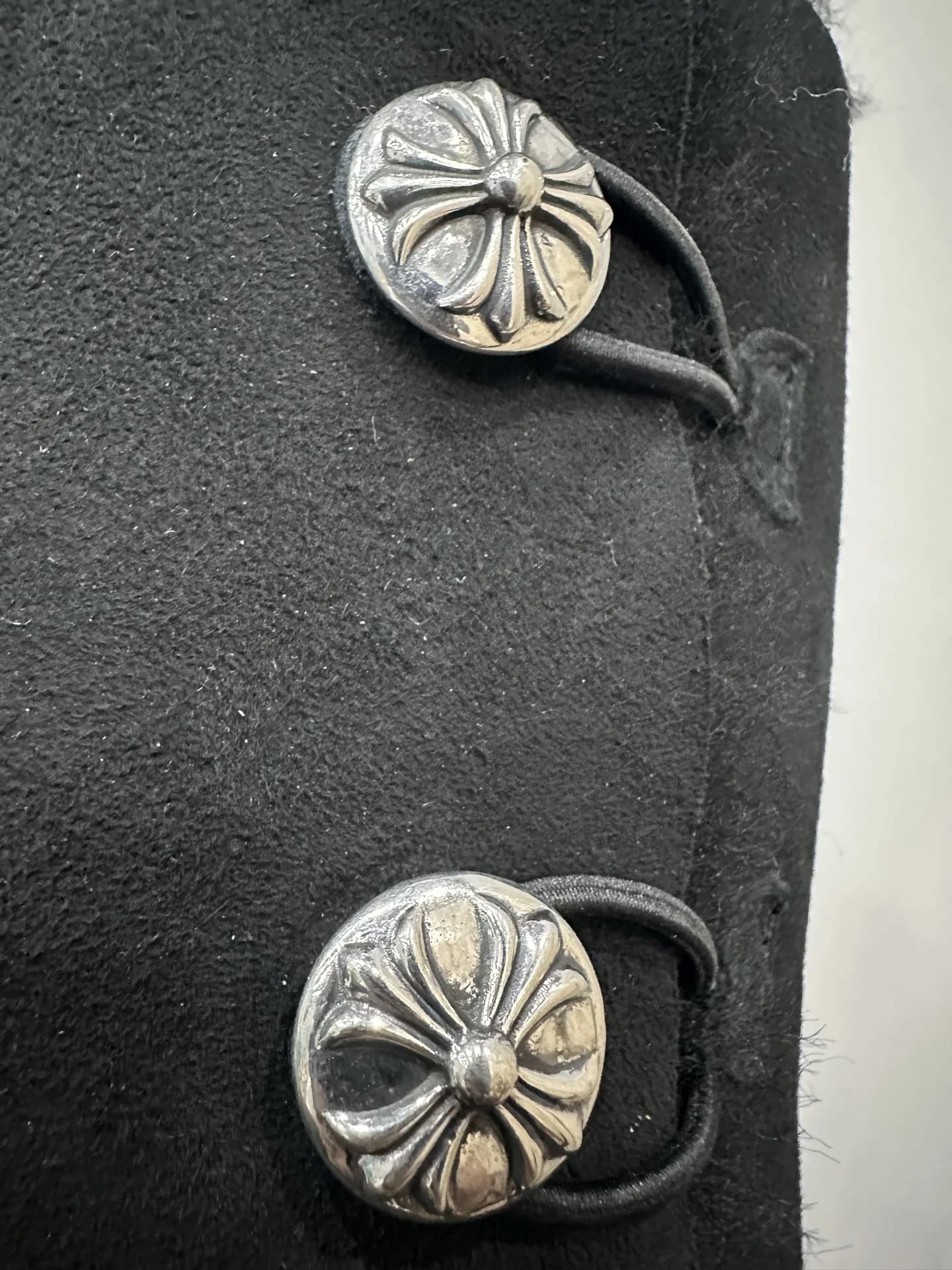 Крупный план фурнитуры Chrome Hearts на сапогах