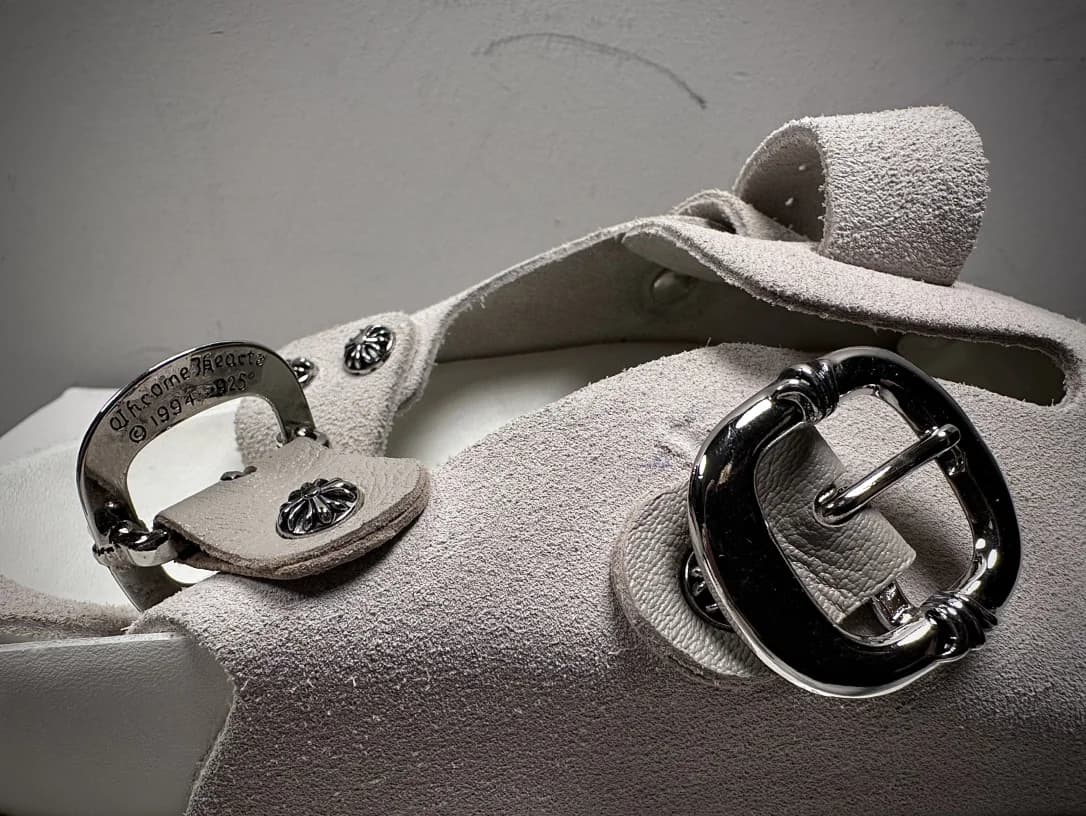 Серебряная фурнитура и пряжка на сандалиях Chrome Hearts x Birkenstock 1774
