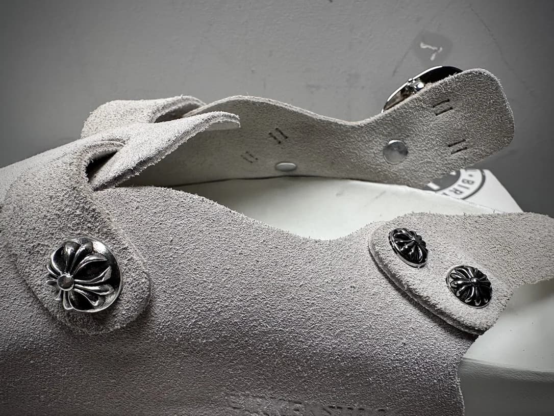 Детали ремешка и заклепки в виде крестов на сандалиях Chrome Hearts x Birkenstock 1774