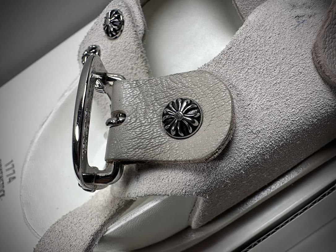 Крупный план пряжки и замши сандалий Chrome Hearts x Birkenstock 1774
