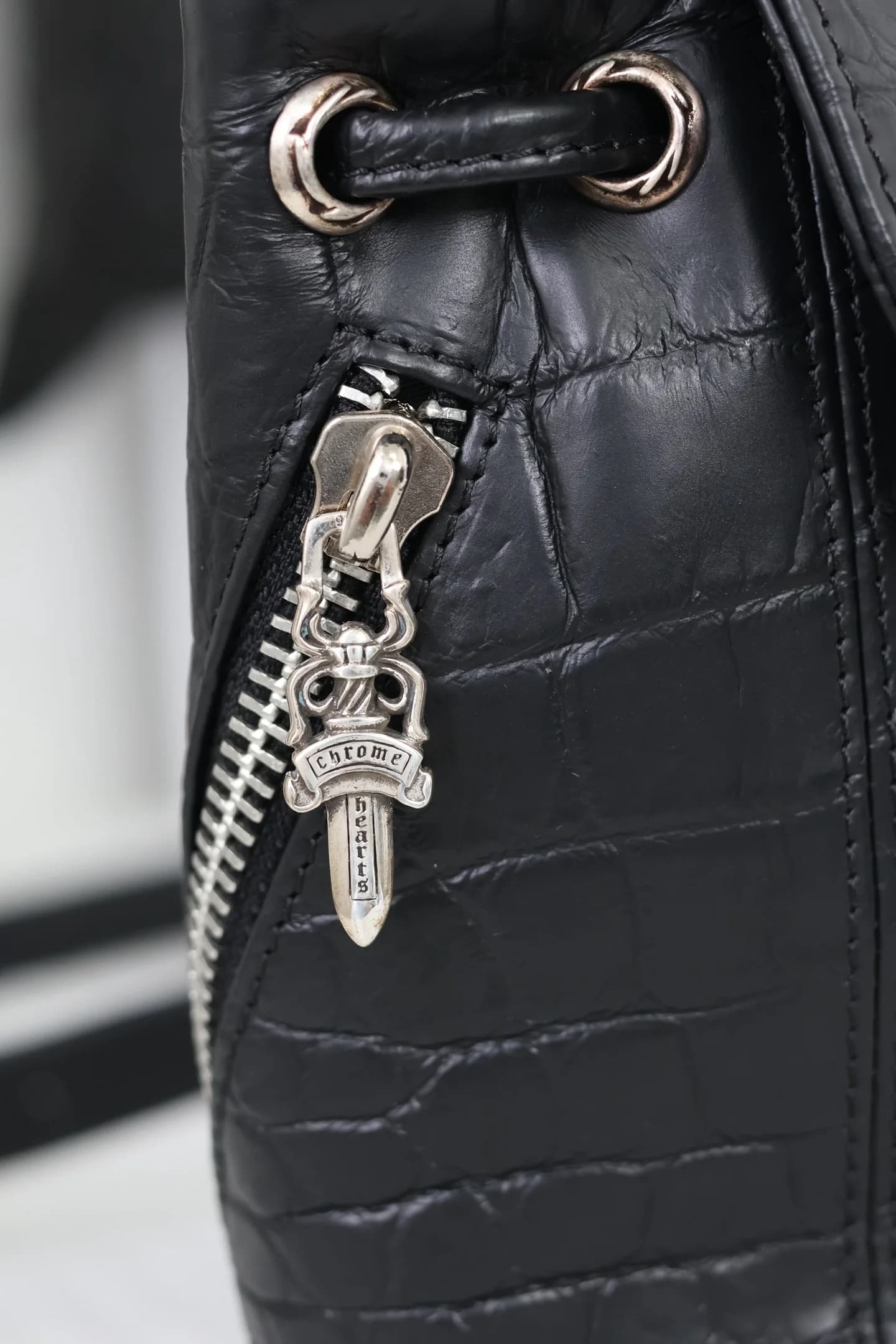 Серебряный бегунок-кинжал на боковой молнии рюкзака Chrome Hearts