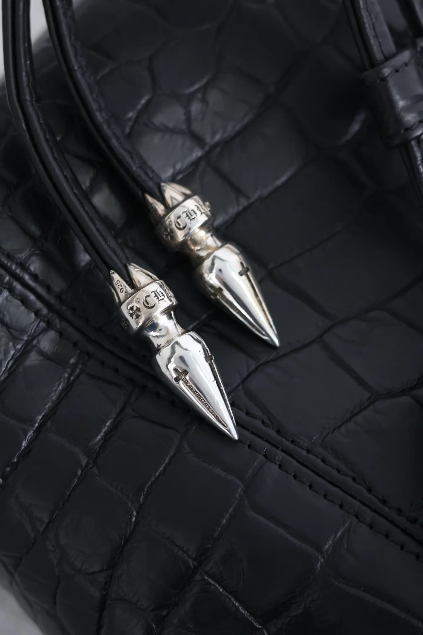 Серебряные наконечники Dagger на утягивающих кожаных шнурах рюкзака Chrome Hearts