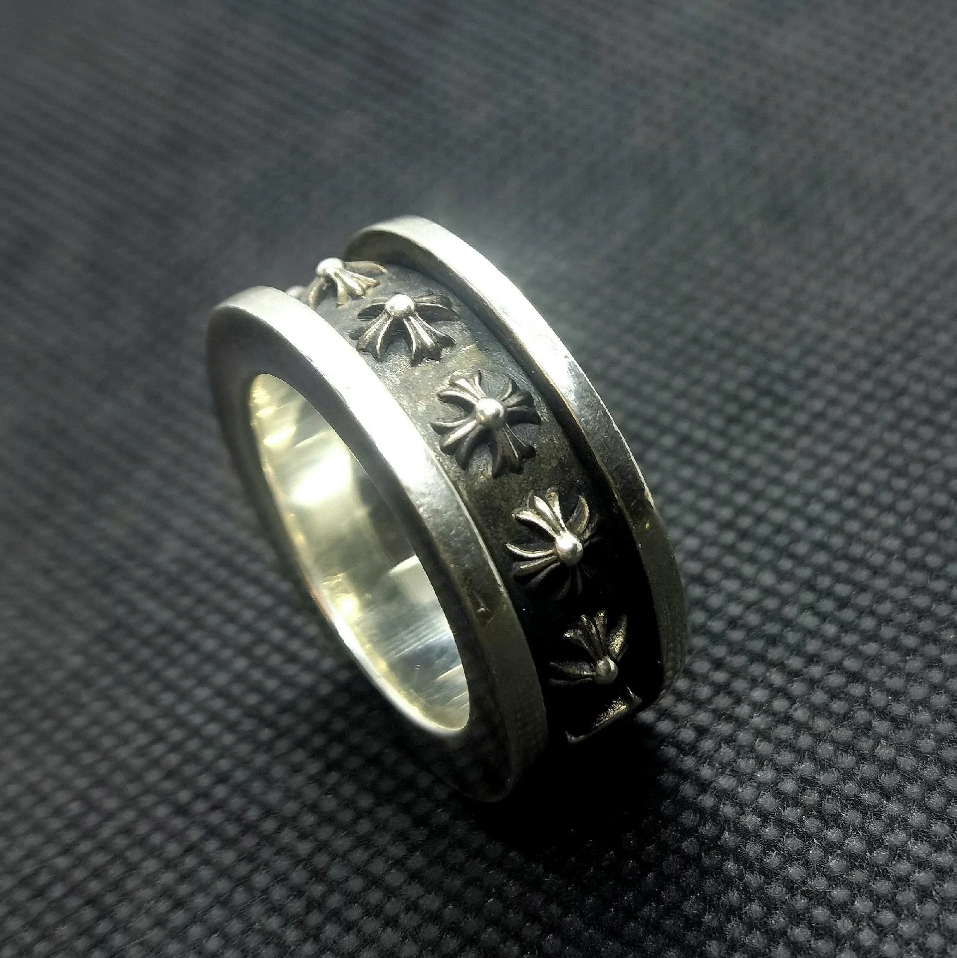 Серебряное кольцо Chrome Hearts Spinner со стороны с крестами
