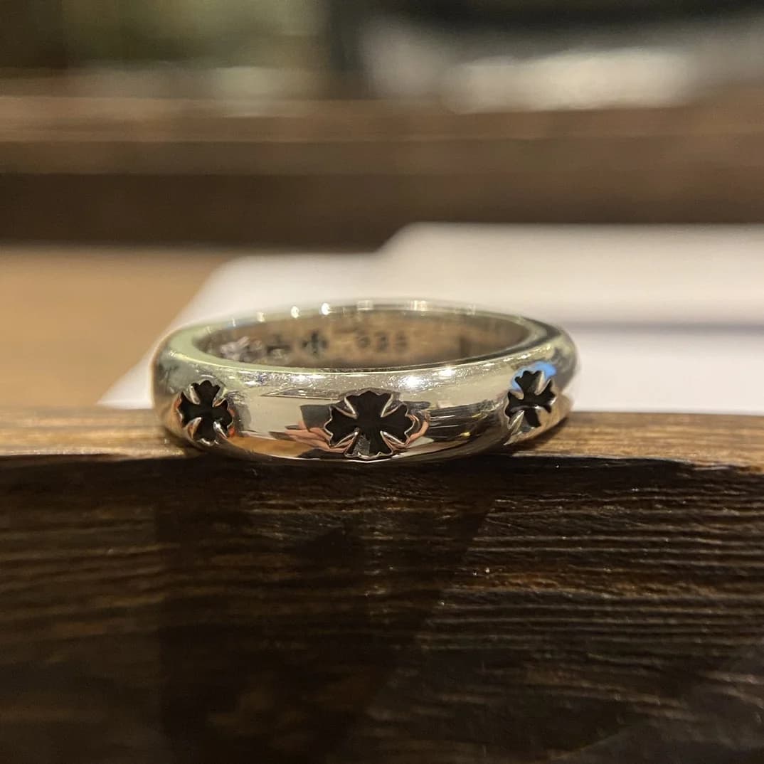 Серебряное кольцо Chrome Hearts Cross Band с рельефными крестами, вид сбоку