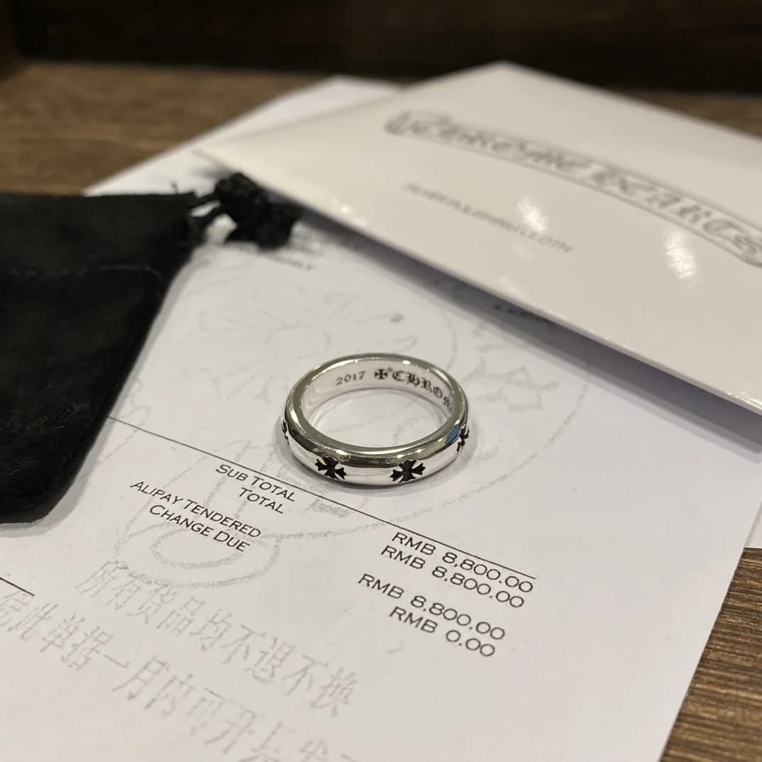 Кольцо Chrome Hearts Cross Band на чеке магазина и пыльнике, общий план