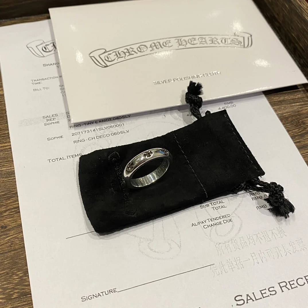 Кольцо Chrome Hearts Cross Band на замшевом чехле рядом с чеком и салфеткой для полировки