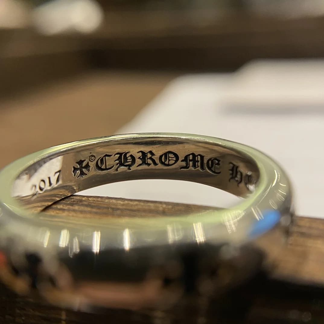 Макросъемка внутренней гравировки года 2017 и названия бренда Chrome Hearts на кольце