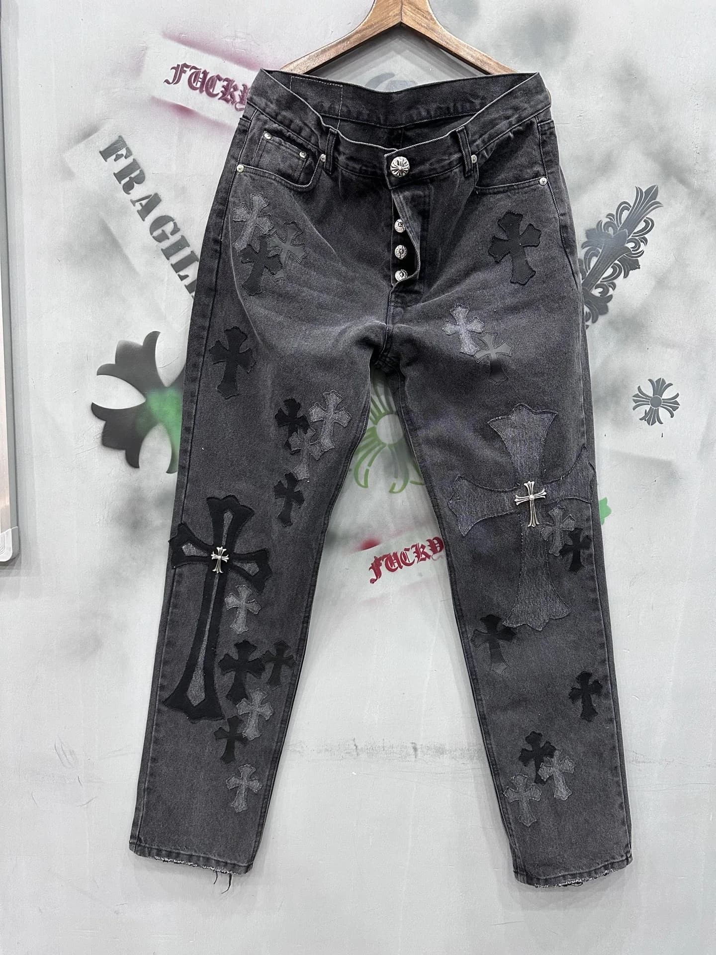 Серые джинсы Chrome Hearts x Levi's Vintage 501 с нашивками-крестами, вид спереди